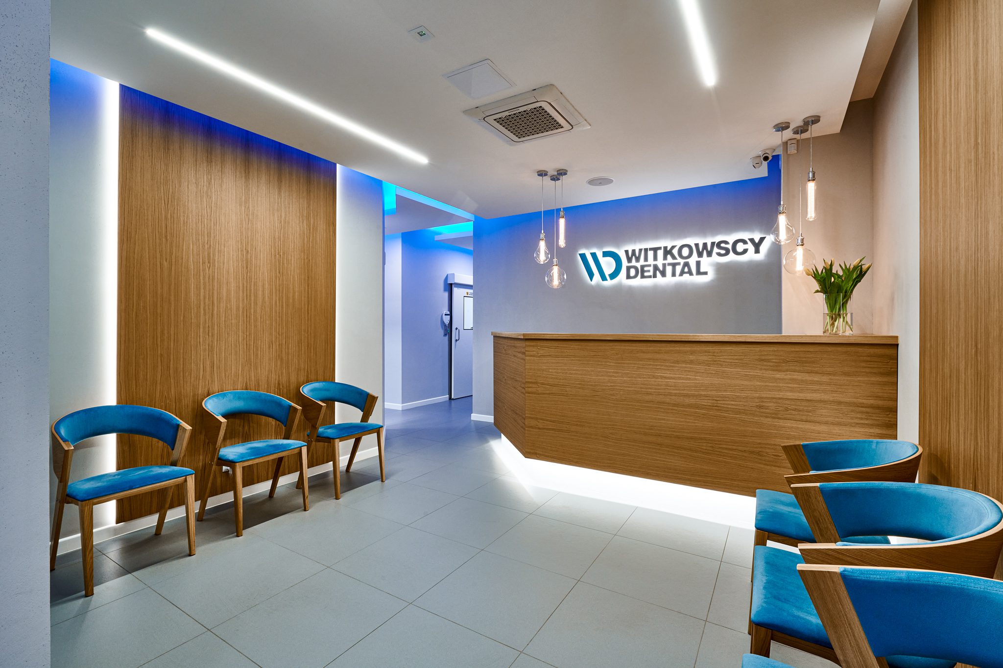 witkowscy-dental-zdjecie-wyposazenia-wnetrza-recepcja-poczekalnia-logo-kliniki